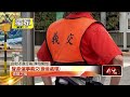 獨家／違規穿越馬路遭攔　黑衣男暴走揮拳毆義交