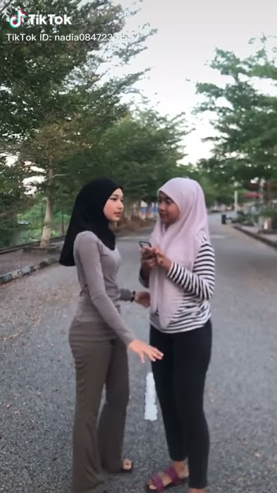Awek tudung cute ketat
