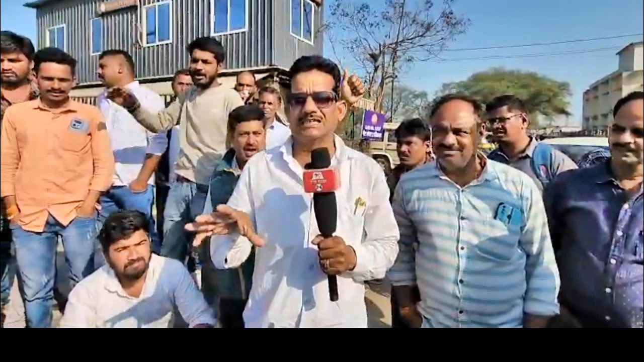 रीवा रेलवे स्टेशन में अवैध वसूली से नाराज पूर्व विधायक मऊगंज सुखेन्द्र सिंह ने दिया धरना..