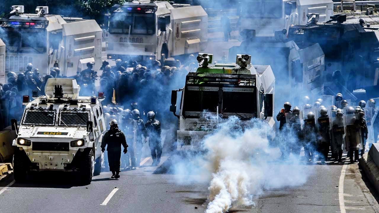 Tucker Carlson - Should America Intervene in Venezuela?