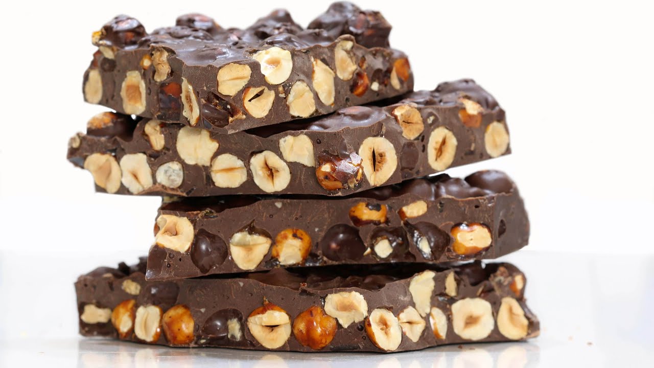 Tableta de chocolate casera con avellanas - Homemade chocolate bar with caramelized hazelnuts