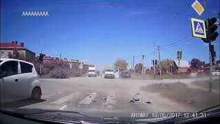 Бабы за рулем, приколы на дороге девушки за рулем,приколы,приколы на дорогах,женщины за рулем Бабы за рулем, приколы на дороге девушки за рулем,приколы,приколы на дорогах,женщины за рулем