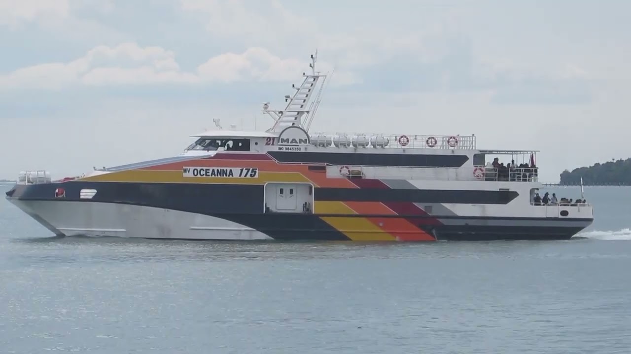 spotting ferry tahun 2025 di tepi laut kota tanjung pinang