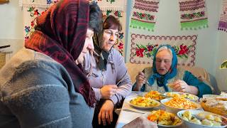 Tachtigjarige grootouders verwelkomen hun dochters. Een besneeuwd Karpatisch dorp.