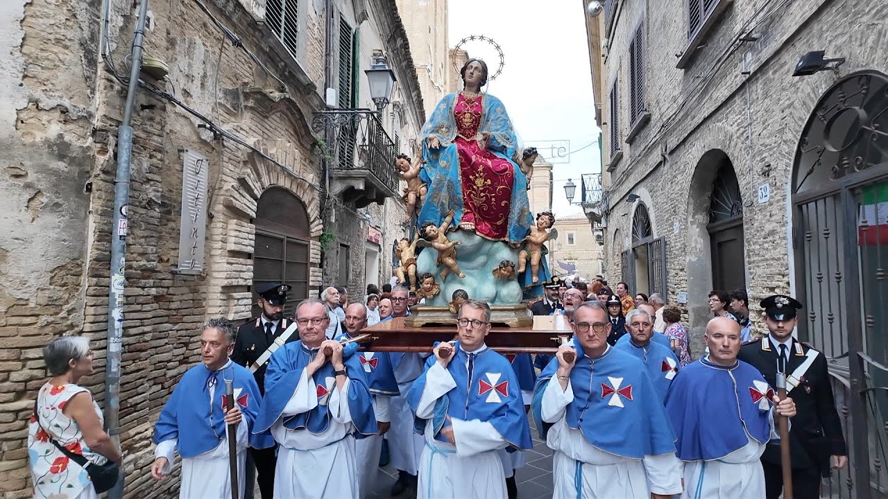 VASTO - Processione per le vie del centro storico con la statua della Madonna dell'Assunta