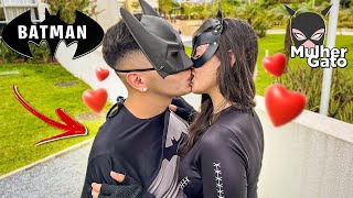 O BATMAN BEIJOU A MULHER GATO NA BOCA !!! NAMORADOS?