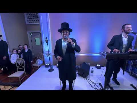 Shimmy Posen on the keys & Lipa Schmeltzer @ Stuhl &Hopstein