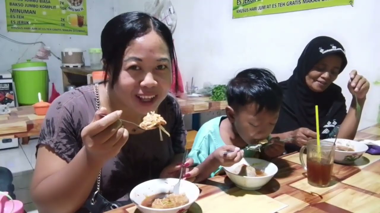 BUKA PUASA BERSAMA MERTUA KALI IKI KITA BUKBER BAKSO DI TEMPAT PAK YON