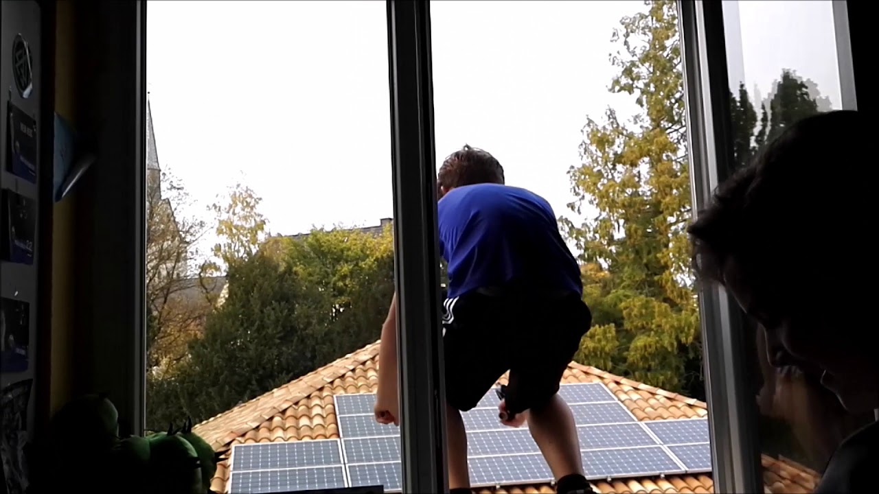 Junge springt aus Fenster YouTube