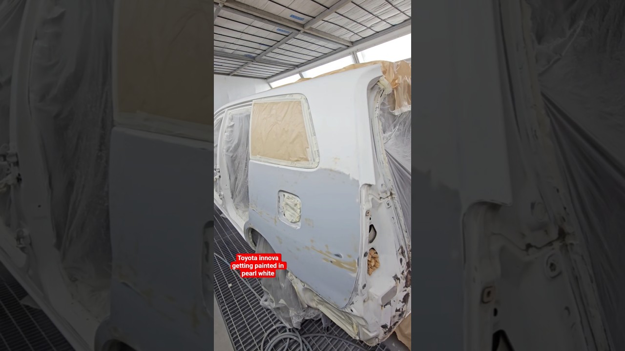 Toyota Innova красится в жемчужно-белый цвет 