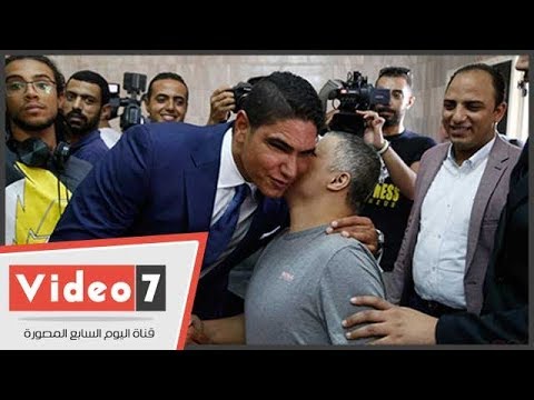 أبو هشيمة ي قب ل ويداعب أيتام دار أقدار وطفل أنا بحب السيسى وتحيا مصر