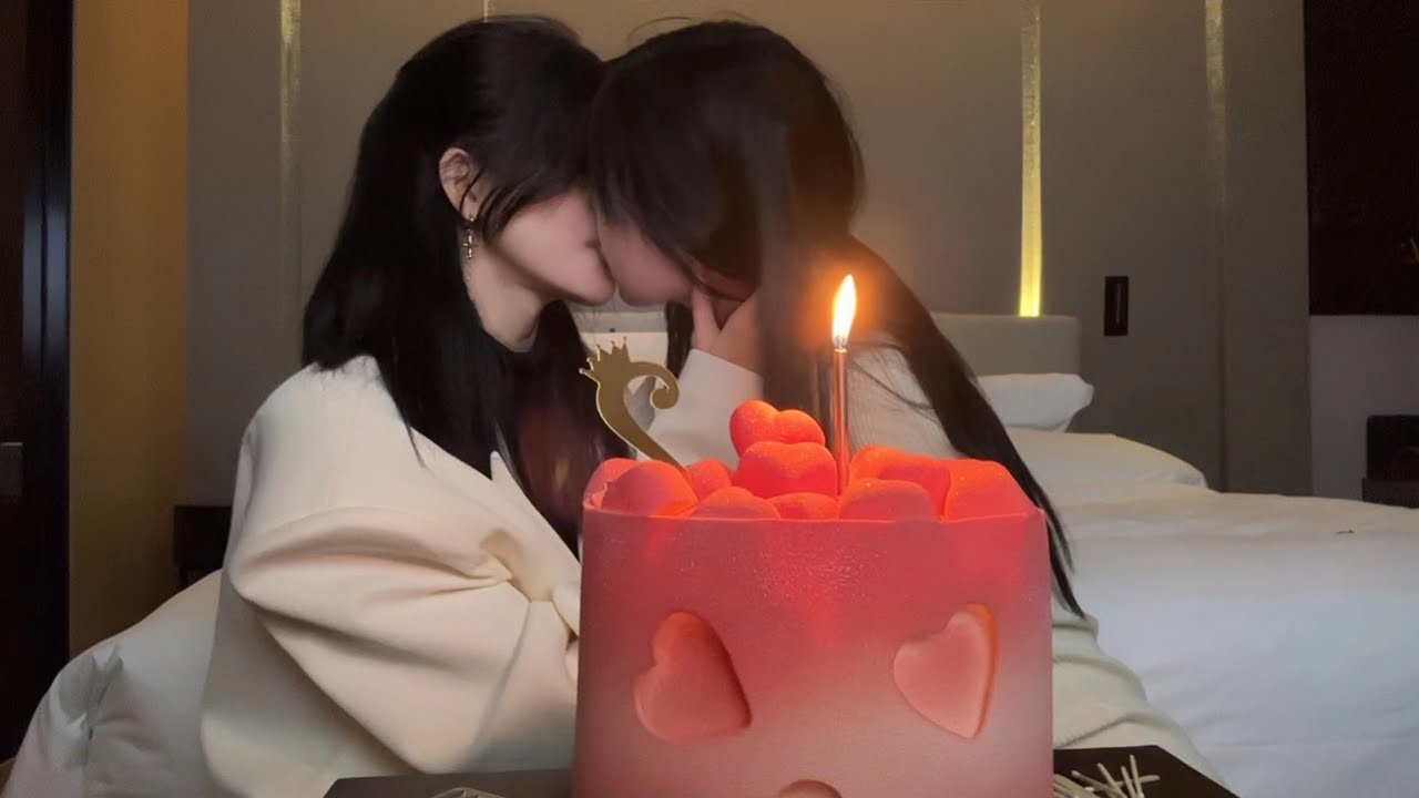 【LES| VLOG】Our  2nd anniversary. Girlfriend sends money directly