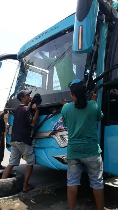 Melepas kaca depan bis infinity HD karoseri Tri Sakti