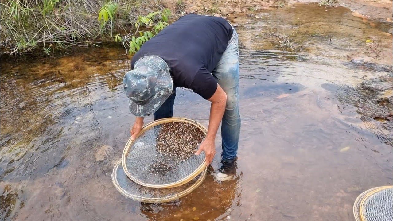 ПОСМОТРИ НА АЛМАЗ, который я нашел в этой реке.