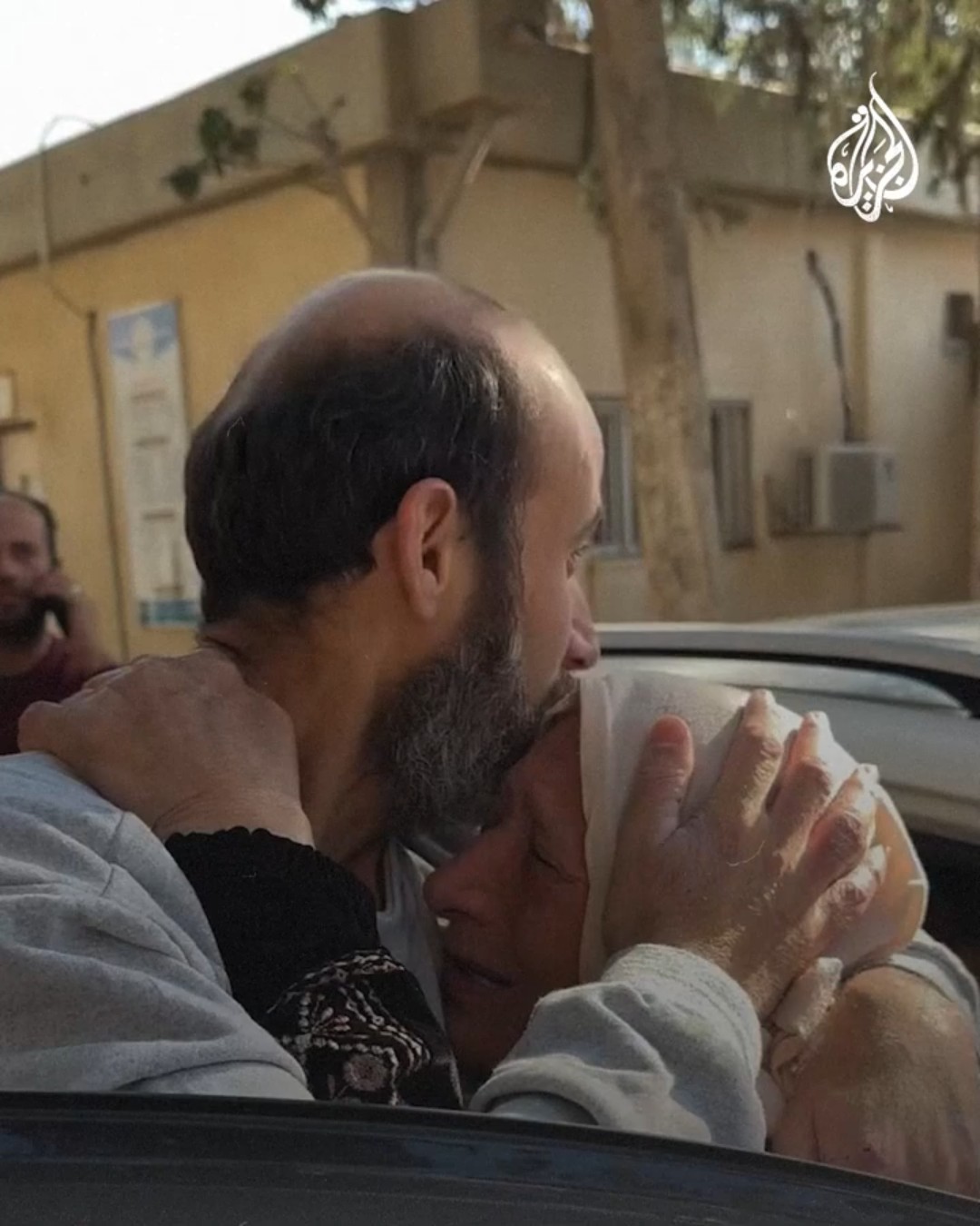 طبيب في غزة يلتقي عائلته بعد أشهر من الاعتقال بسجون الاحتلال