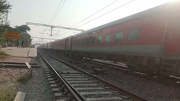 Yeh deahkey😲 jab station ki or ja rhe the 😰😰 tabhe express 🚊🚃🚃🚃🚃🛤🚦run thru 🥀🥀