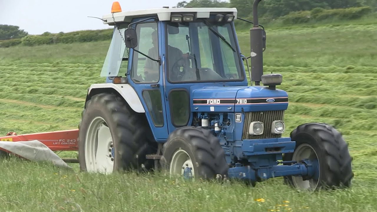 FORD 7810 III AND FORD 8630 MOWING