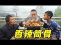 儿子回家玉平开荤，买10斤猪筒骨全家啃过瘾，摄影师馋得流口水