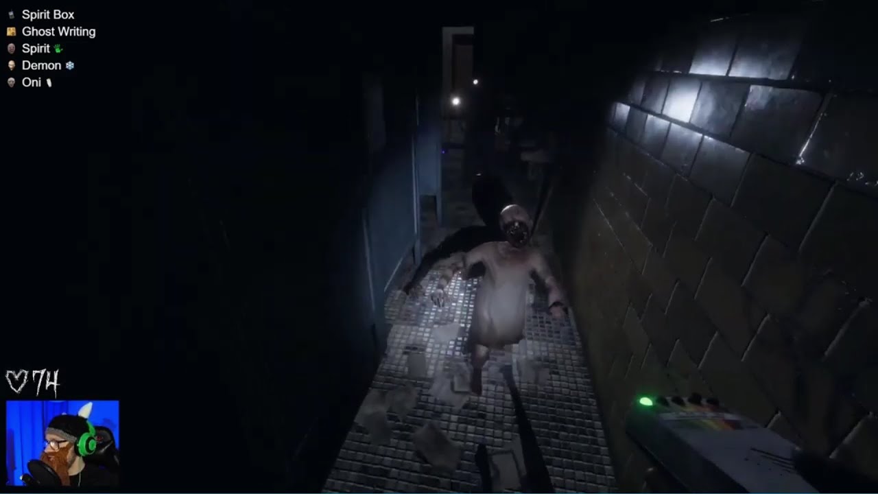 Phasmophobia - Bathroom ghost NEEDS a hug - YouTube