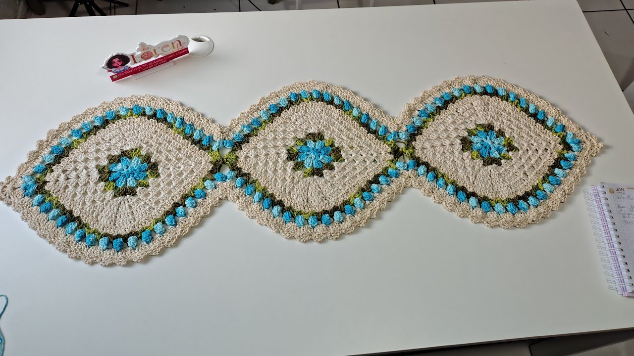 Trilho de mesa Sandra (estilo folha com tulipas )