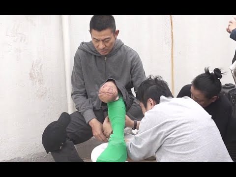 《拆弹专家2》票房破8亿，刘天王假肢拍摄幕后曝光，太敬业了！