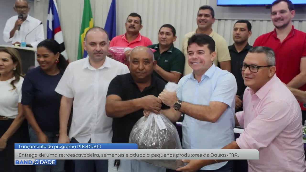 PREFEITURA ENTREGA DE ESCAVADEIRA E SEMENTES