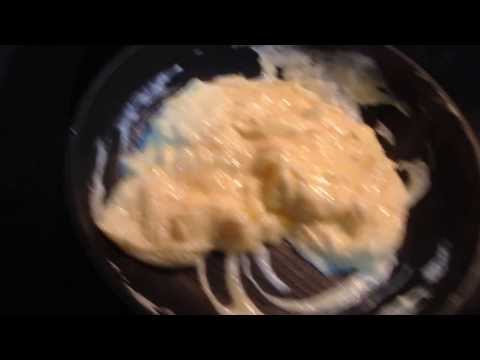 How to get your scrambled eggs nice & fluffy