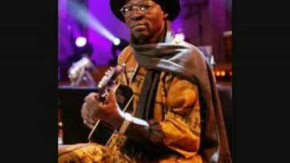 Video voorbeeld van "ali farka toure sega african tradionnal music instrumental"