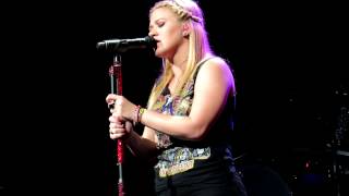 Video thumbnail of "Kelly Clarkson - Fade Into You (Charlotte, NC)"