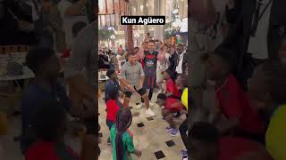 El Kun Agüero baila con un grupo de niños en Qatar