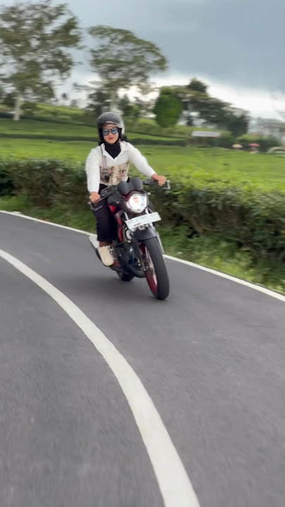 Naik vixion cewek cantik ini jadi pusat perhatian