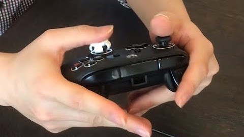 How to Hold and Get Used to a Controller with Paddles (Xbox Elite Controller, PowerA Fusion, etc.)