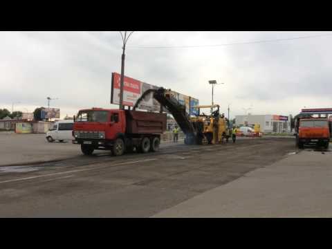 На ул. Полтавской снимают старый асфальт