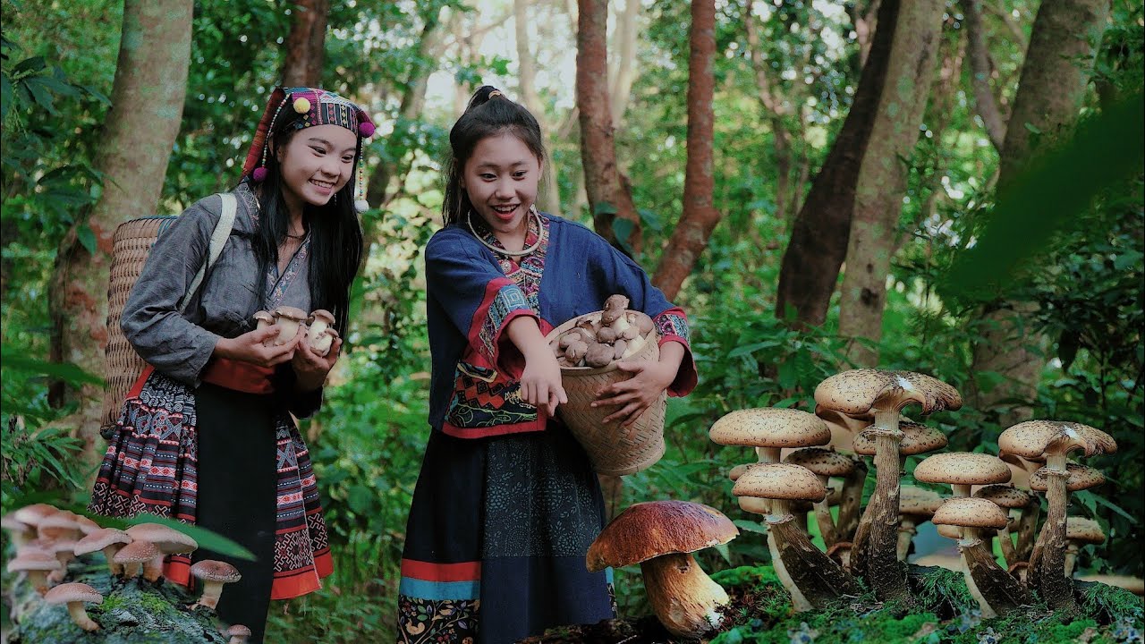 AnhEthnic Girl Eating Unique Mushrooms - Khang Thi Hoa