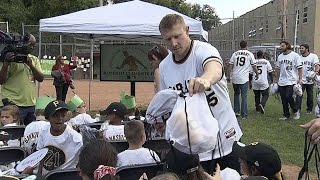 BOS@PIT: Pirates players volunteer on Clemente Day