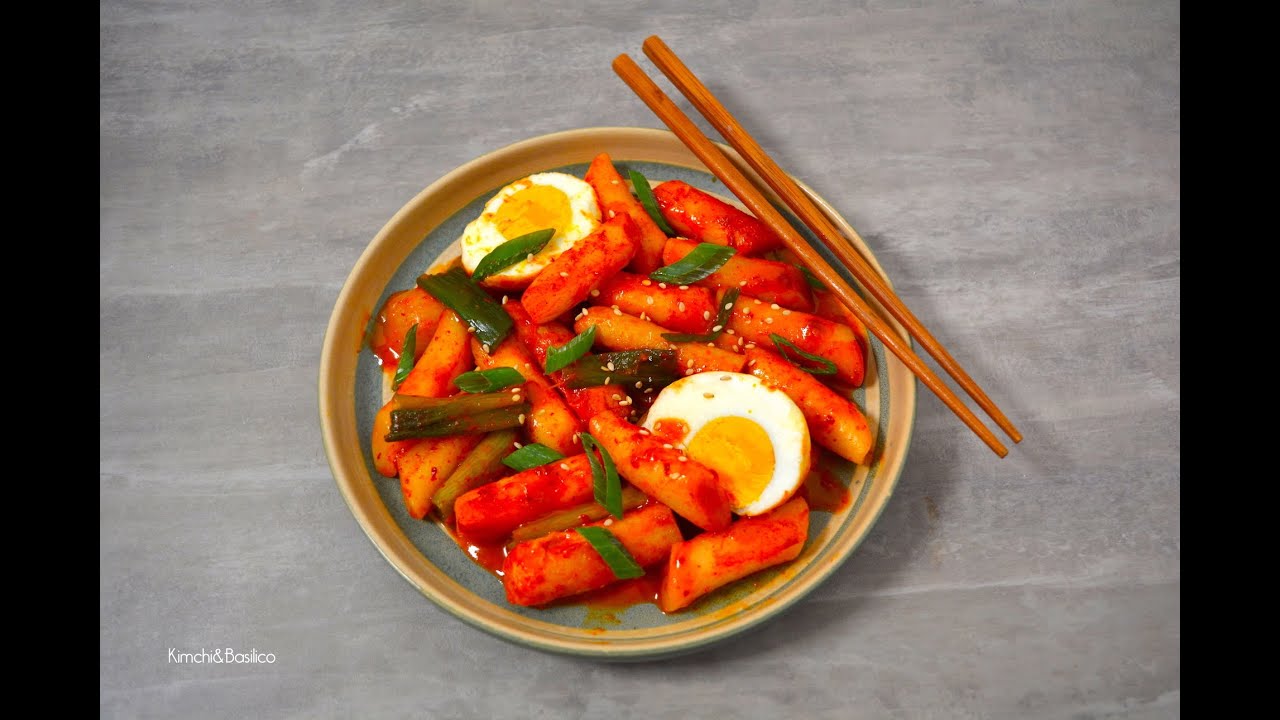 Tteokbokki 떡볶이 - ricetta tteokbokki, gnocchi di riso con salsa piccante -  cucina coreana 
