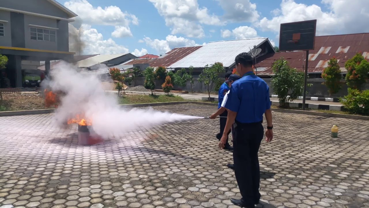 Demonstrasi cara menggunakan apar yang benar dalam mengatasi
