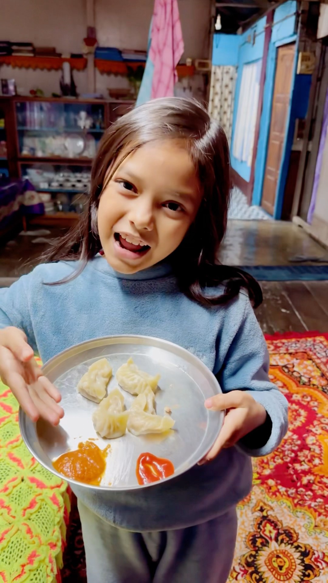 Momo Kis Sath Khana Acha Lagta Hai
