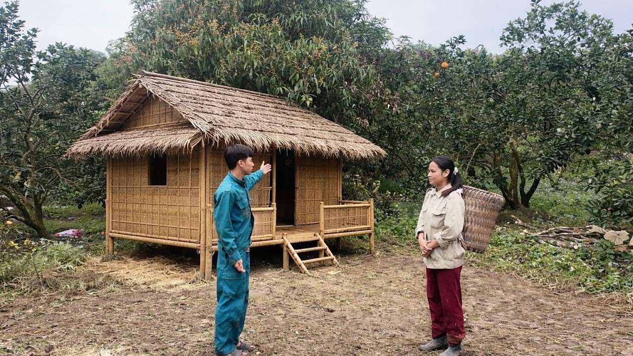 15 days: A kind police officer gifted a poor girl a piece of land and helped her build a house.