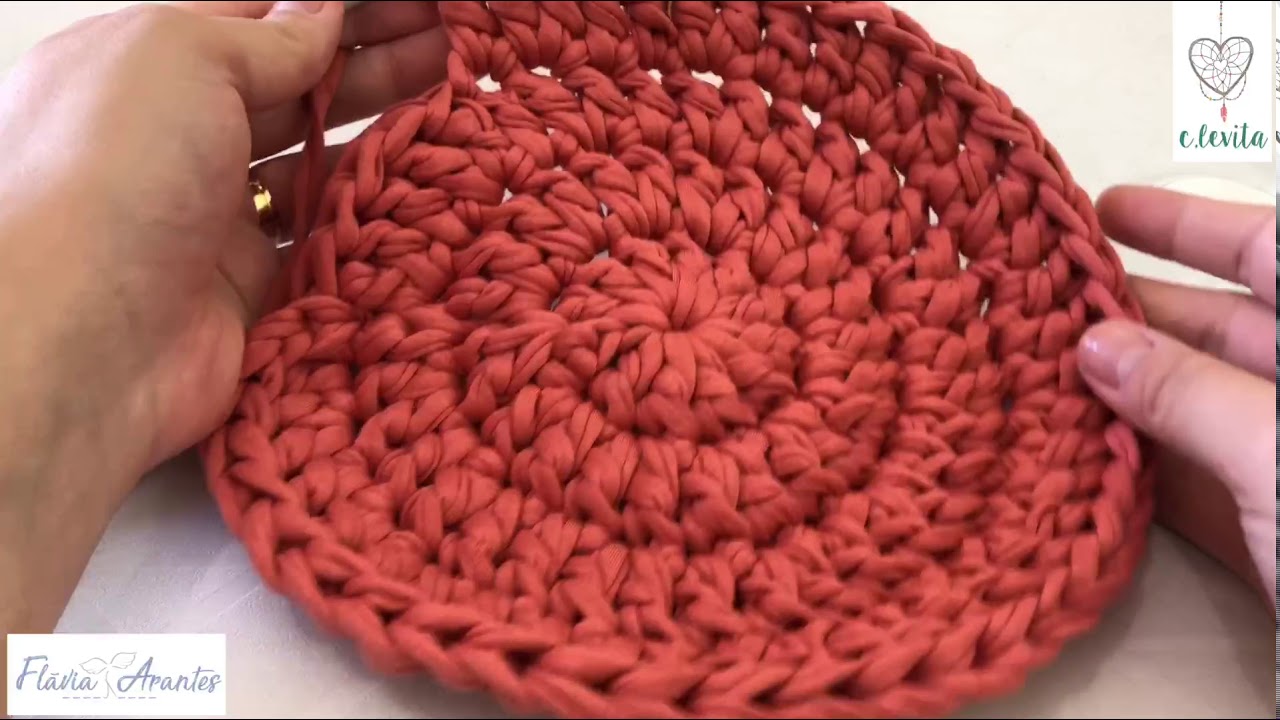 Puff redondo em crochê com fio de malha