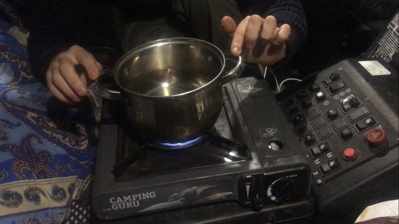 Качок поет в машине