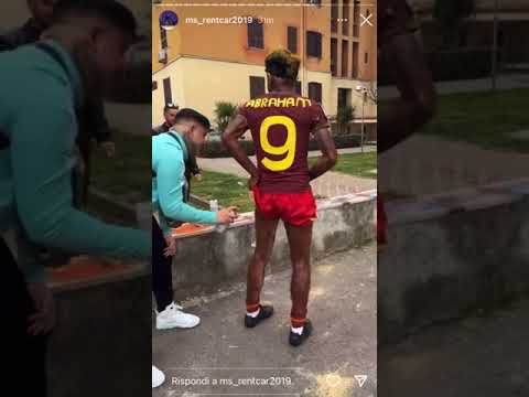 Tifoso Roma dipinto di nero con la bomboletta spray per Tammy Abraham