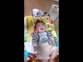 靴下で爆笑する赤ちゃん