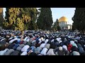 عشرات الآلاف من الفلسطينيين يؤدون صلاة العيد بالمسجد الأقصى في ظل تصاعد العنف مع إسرائيل 