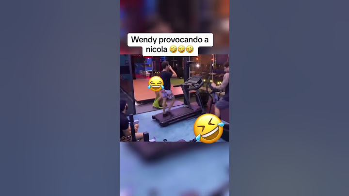 Wendy se desnuda enfrente de Nicola, Emilio y Poncho.