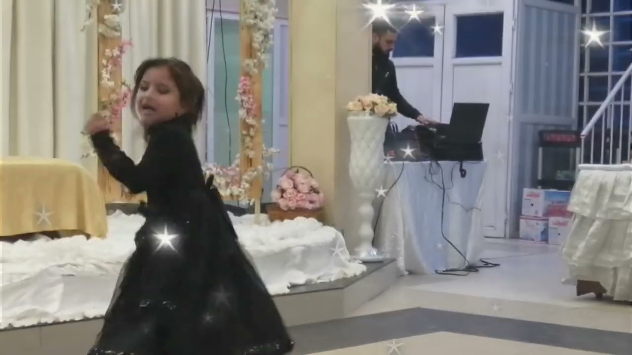 قومي قومي رقصي وريهم جمالك يلا انتي يا بنية احلى يمامة