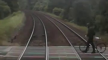 Leeds level crossing cyclist in very near miss