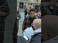 Así reaccionó Henry Cavill cuando le regalaron una caja de Custodes