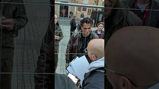 Así reaccionó Henry Cavill cuando le regalaron una caja de Custodes