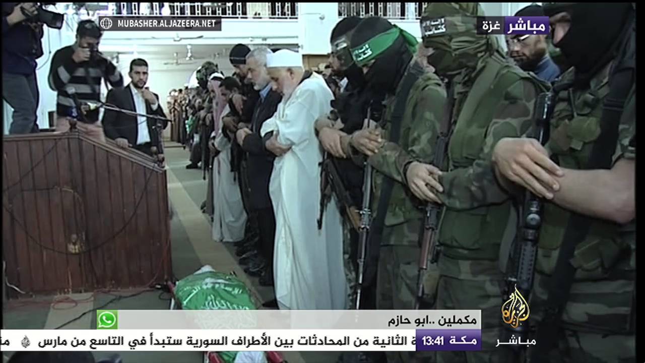 إسماعيل هنية يصلي الجنازة على أحد شهداء كتائب القسام
